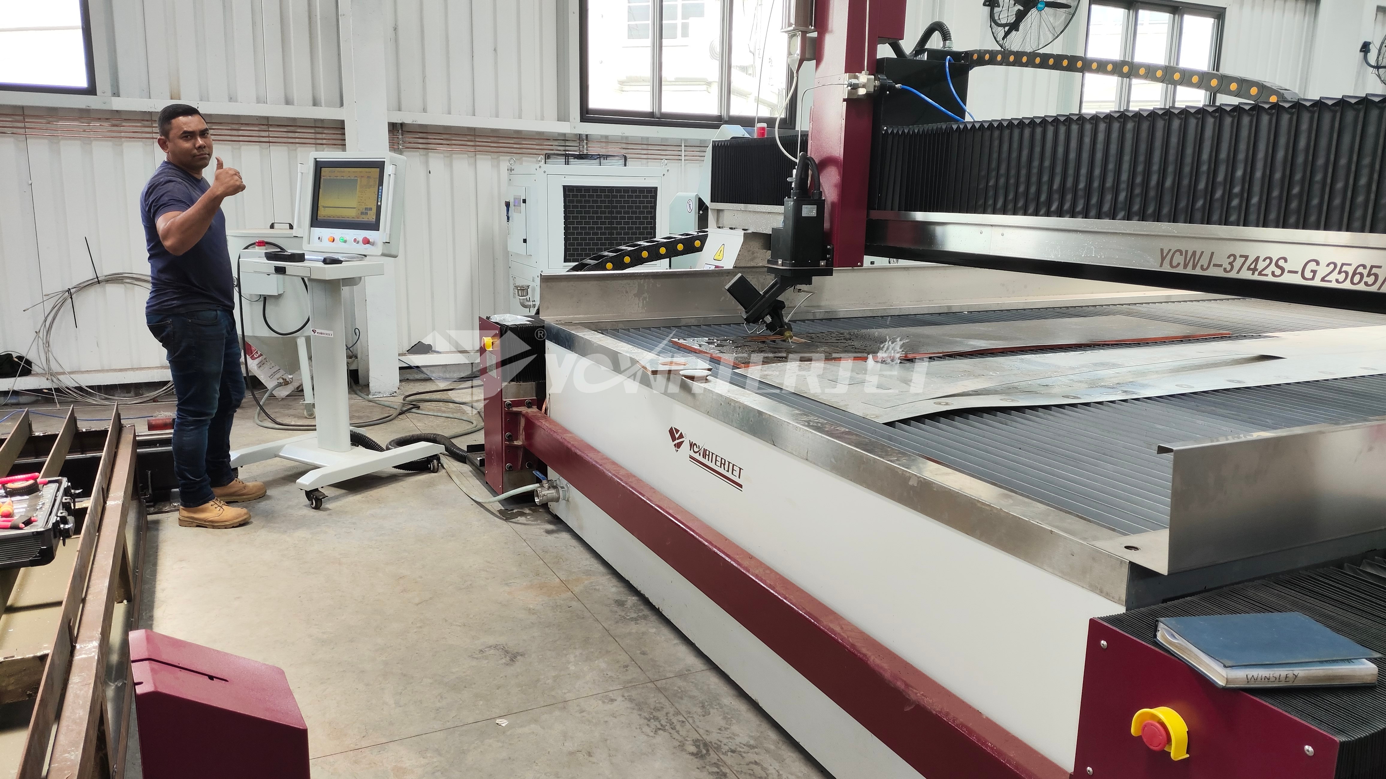 5-axis water jet cutter Cortador de jato de água de 5 eixos