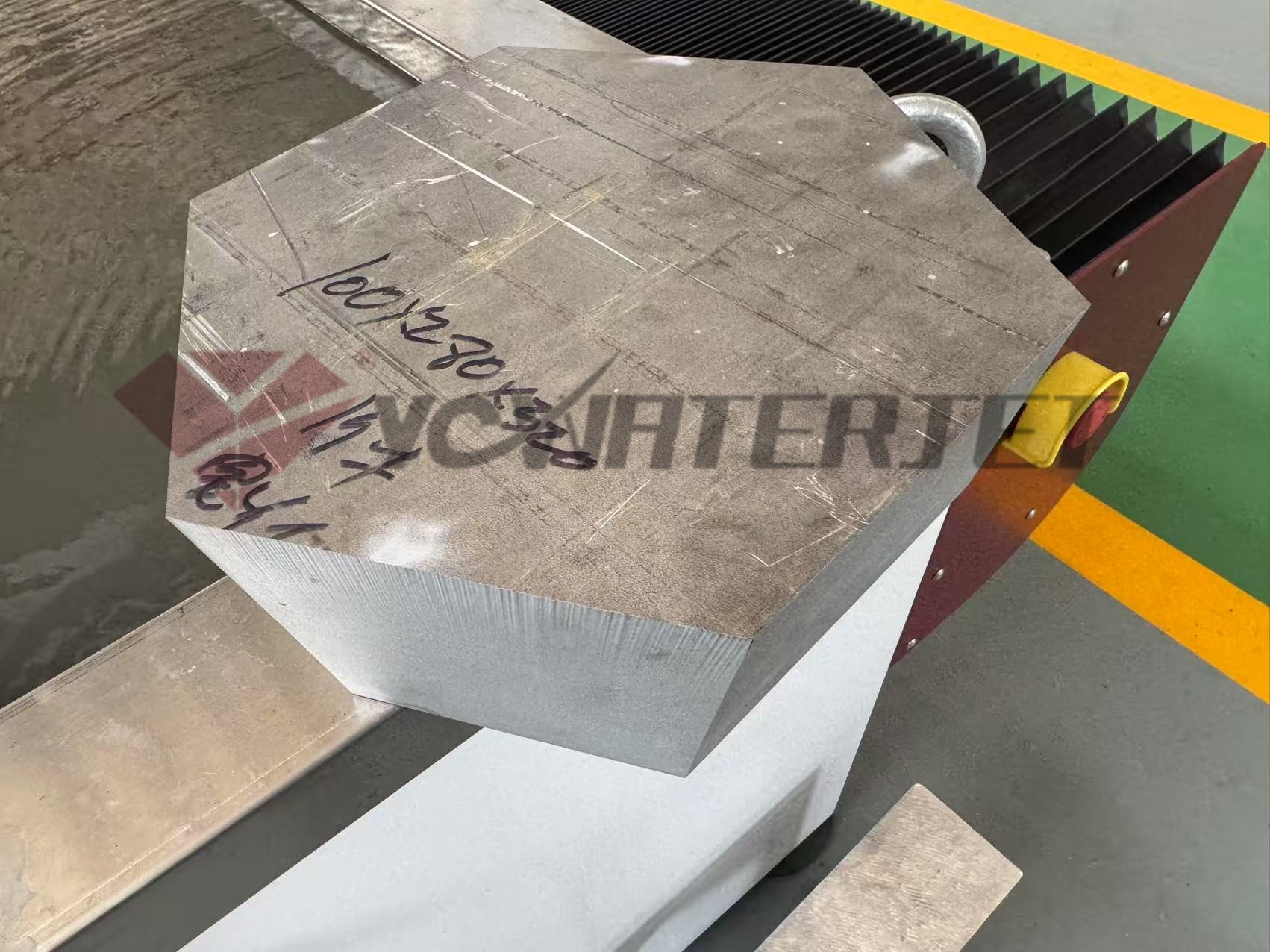 Large aluminum block cutting sample Bloco de corte de corte de alumínio grande