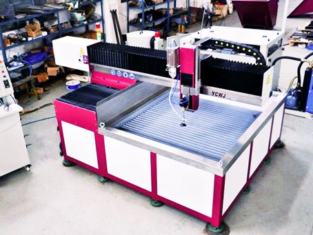 Máquinas de corte a jato de água CNC de 3 eixos: 3038-L1515