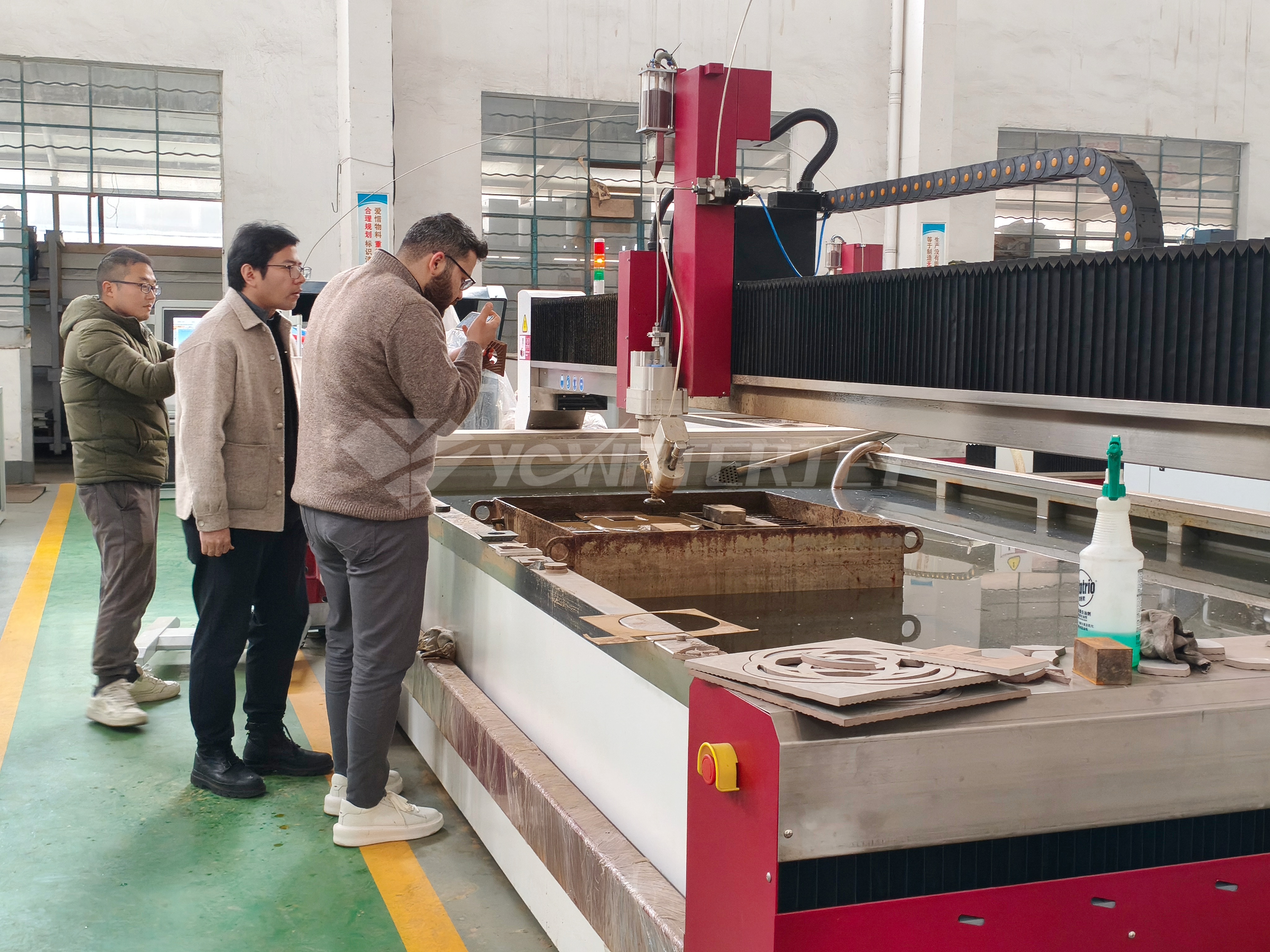 Cliente turco filmando o processo de corte