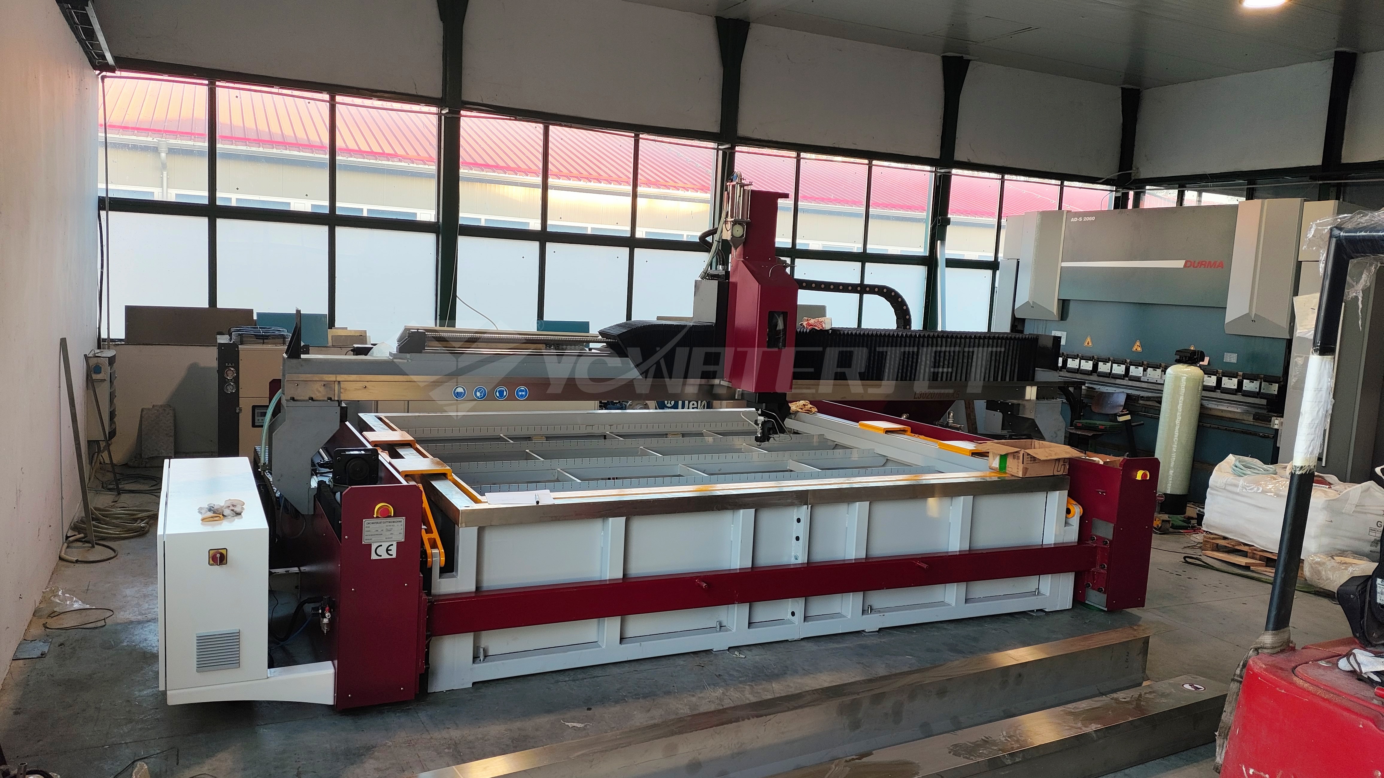 Mesa de corte a jato de &aacute;gua 