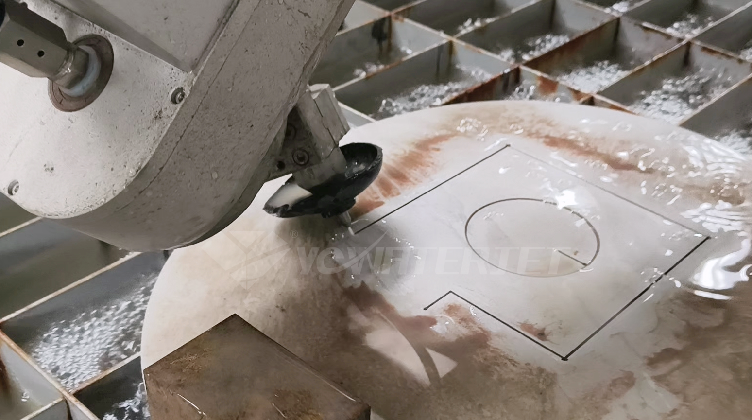 Corte chanfrado com jato de &aacute;gua de 5 eixos