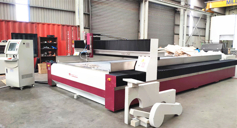 O corte aquático promove a aplicação de materiais de fibra de carbono na indústria automobilística