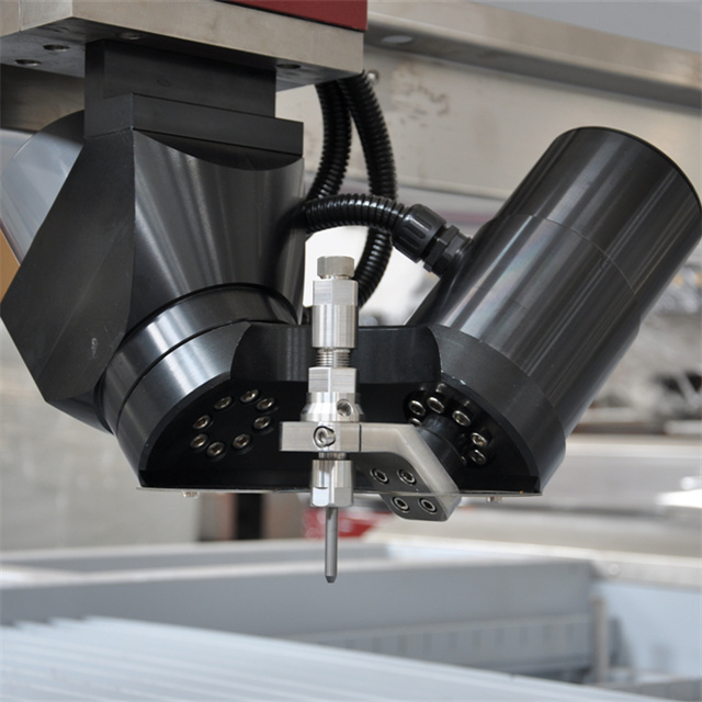 Máquina de corte por jato de água de granito CNC compensada de 5 eixos e 10 graus para corte preciso