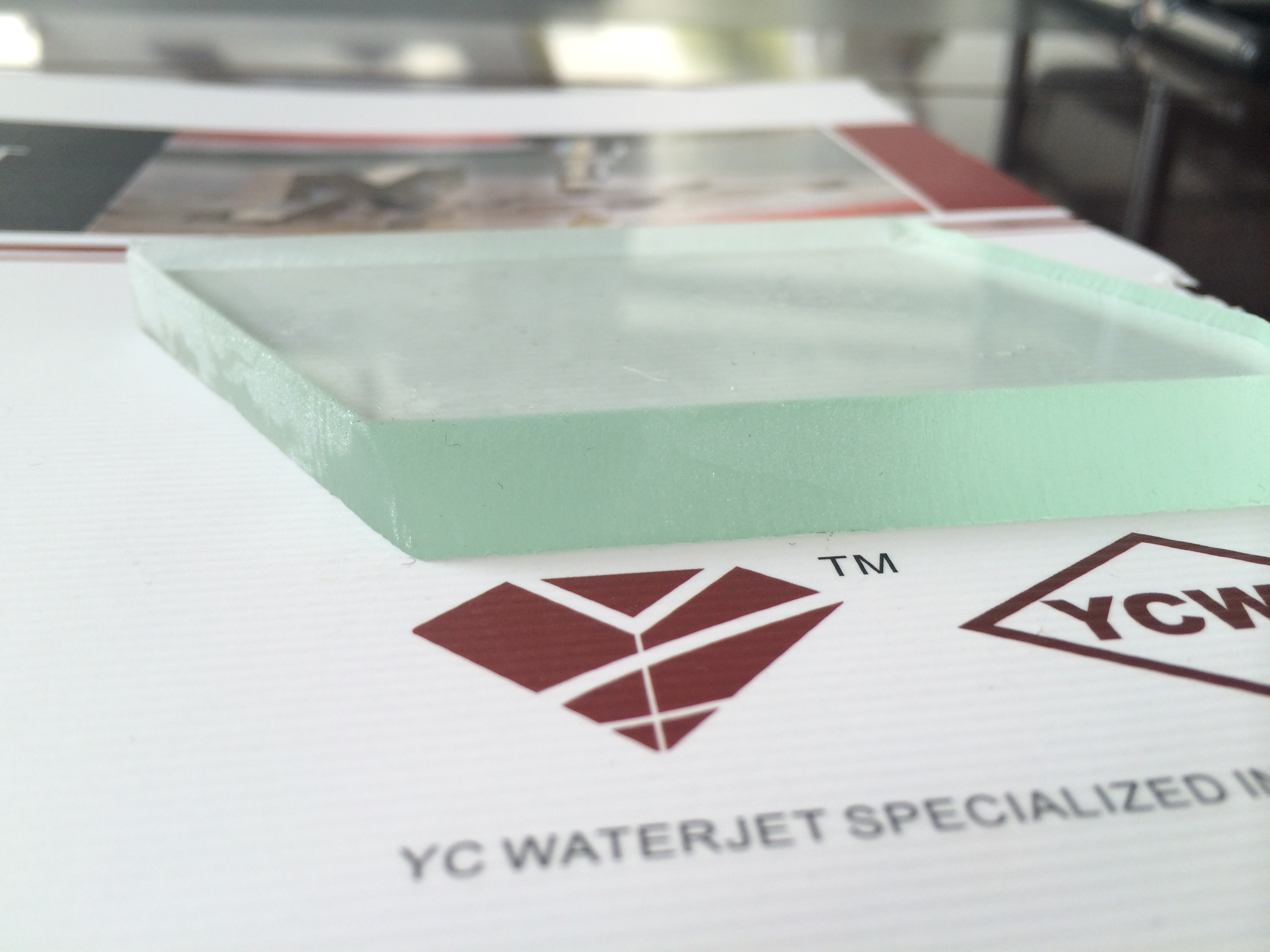 A aplicação inovadora de máquinas de corte a jato de água na indústria de processamento de vidro