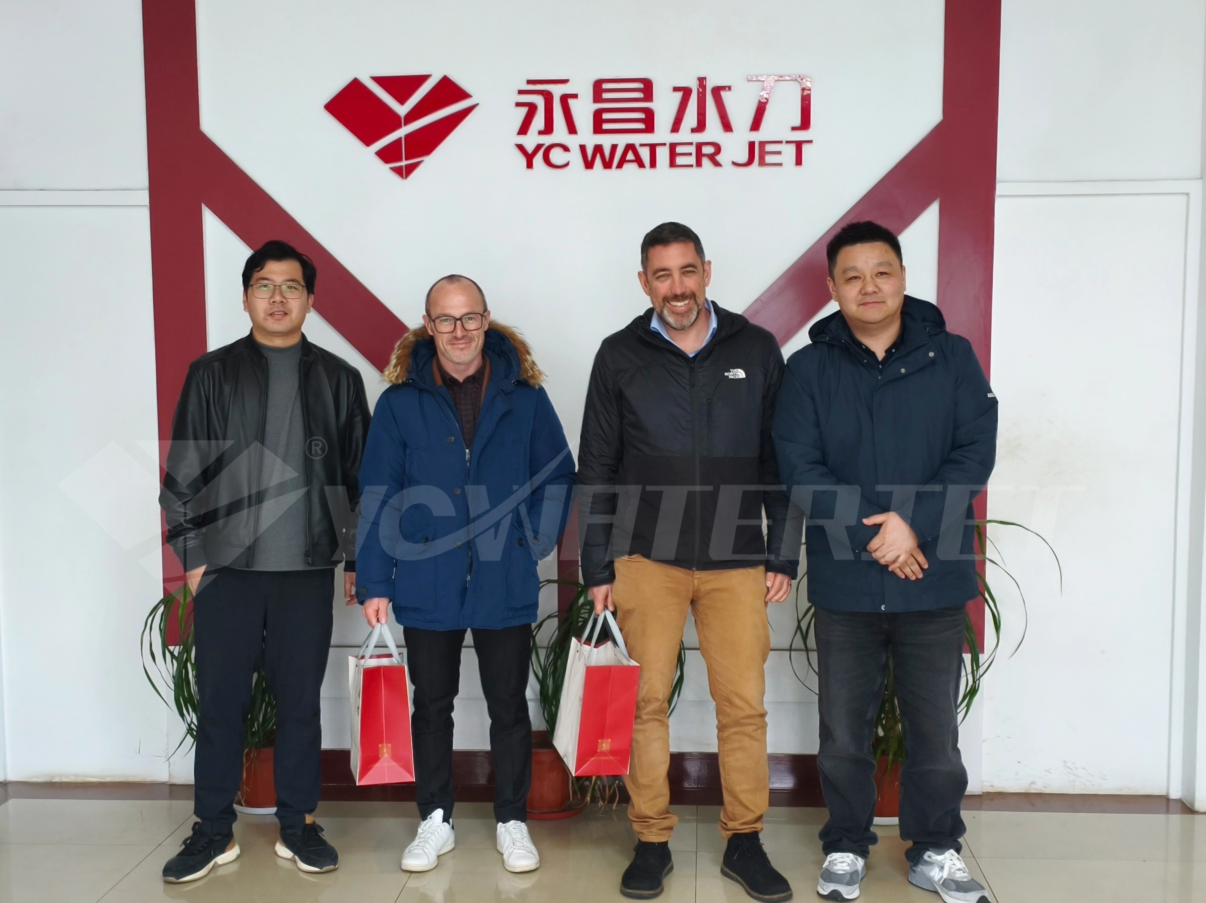 Clientes italianos visitam a YC Waterjet para aprofundar a cooperação internacional