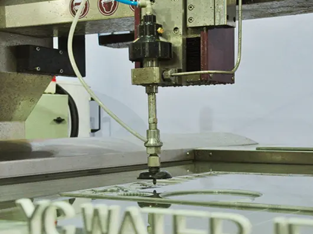 Qual é o processo de usinagem a jato de água?