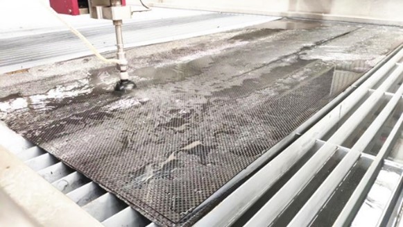Cortador de jato de água flexível de guia linear para material composto