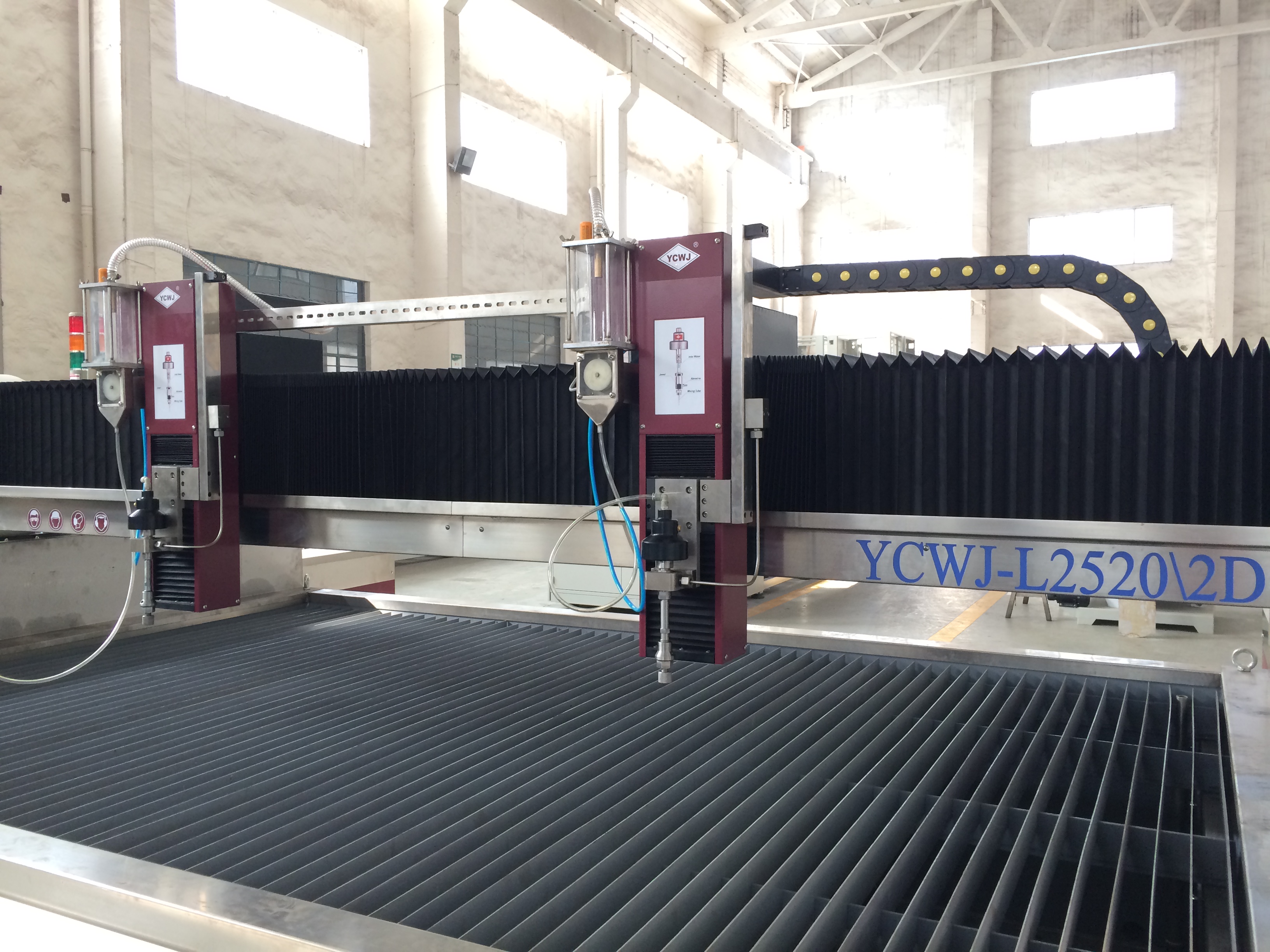 YC Waterjet: Cortador a jato de água de alta pressão para aço, pedra, borracha e vidro com pressão de corte precisa
