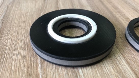 Cortador de jato de &aacute;gua flex&iacute;vel de guia linear para material composto