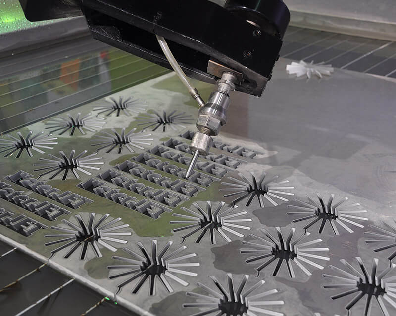 Aplicação de máquina de corte por jato de água na indústria metalúrgica