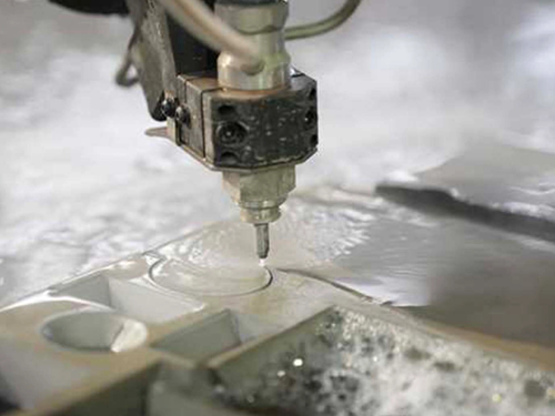 Como as máquinas de corte de jato de água impulsionam a eficiência da fabricação automotiva, aeroespacial e de máquinas industriais