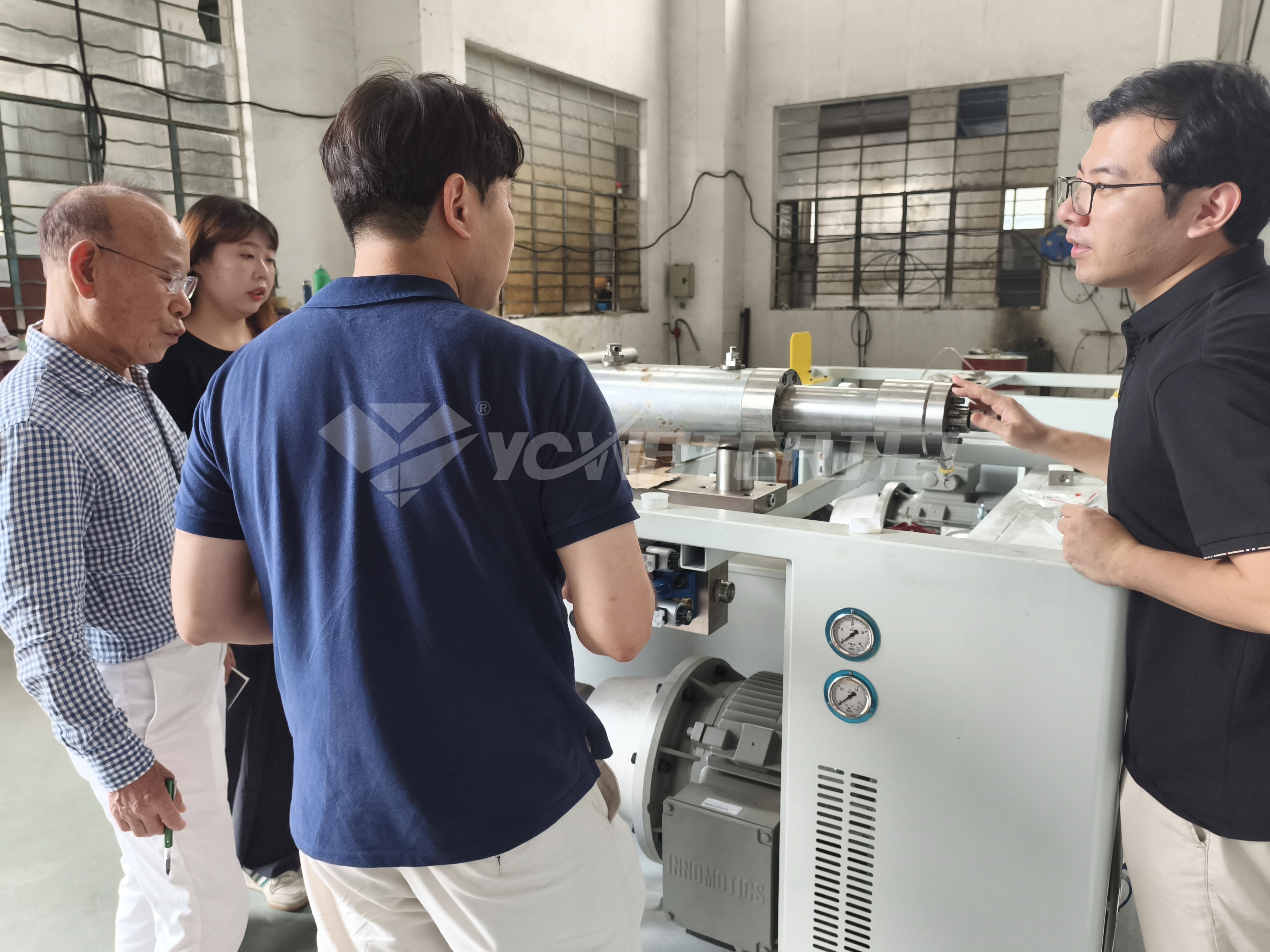 A delegação de processamento de WaterJet, com sede em Daegu, explora soluções avançadas de corte na YC WaterJet